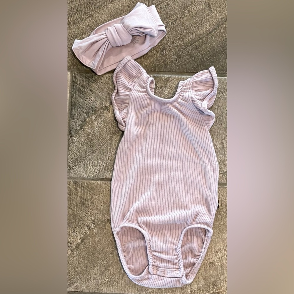 Kyte BABY Ribbed Ruffle Bodysuit & Knotted Bow Headband